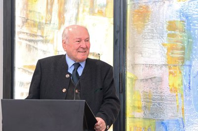 Professor Nikolaus Hipp hat das neue Fenster gestaltet