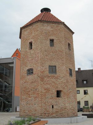 Am Hungerturm und am Mahnmal am Haus der Begegnung erlöschen am Samstag eine Stunde lang die Lichter
