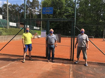 Foto (v.l.n.r.):
Silvan Reiling, 1.MTV-Vorsitzende Helmut Reiter und Charly
Kaufmann. Es fehlen u.a. Poldi Altegger, Werner Klingberg,
Robert Kinney, Max Stark, Thomas Hofmann und Klaus Weidinger.