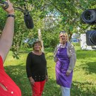 Christa Kuhn, Vorsitzende des Fördervereins der Pfaffenhofener Tafel und Stephanie-Christiane Buck, die Leiterin der Tafel bei den Dreharbeiten