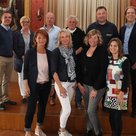 Ehrung der Dienstjubilare im Pfaffenhofener Rathaus (vorne von links): Brigitta Moser, Katrin Cleemen, Nicole Mair, Marianne Ringling und (hinten von links) Bürgermeister Thomas Herker, Personalratsvorsitzende Heidi Andre, Auwi Geyer, Josef Hainz, Roland Seemüller und Personalchef Jürgen Ostermeier.