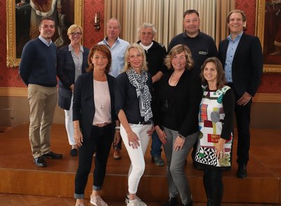 Ehrung der Dienstjubilare im Pfaffenhofener Rathaus (vorne von links): Brigitta Moser, Katrin Cleemen, Nicole Mair, Marianne Ringling und (hinten von links) Bürgermeister Thomas Herker, Personalratsvorsitzende Heidi Andre, Auwi Geyer, Josef Hainz, Roland Seemüller und Personalchef Jürgen Ostermeier.