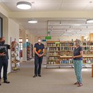 Inbetriebnahme der Lampen mit Philipp Hermühlheim (Planer, VE plan), Günter Prokisch (Sachgebietsleiter Hochbau, Gebäudeunterhalt ) und Daniela Kneidl (Leiterin Stadtbücherei)