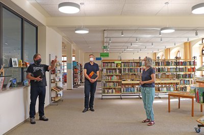 Inbetriebnahme der Lampen mit Philipp Hermühlheim (Planer, VE plan), Günter Prokisch (Sachgebietsleiter Hochbau, Gebäudeunterhalt ) und Daniela Kneidl (Leiterin Stadtbücherei)