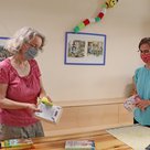 Daniela Kneidl (Leitung Stadtbücherei) und Elisabeth Brendel (Mitarbeiterin Stadtbücherei)