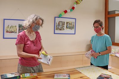 Daniela Kneidl (Leitung Stadtbücherei) und Elisabeth Brendel (Mitarbeiterin Stadtbücherei)
