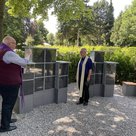 Pfarrer Albert Moirin und Jürgen Arlt segnen die neue Urnenwand auf dem Friedhof Altenstadt
