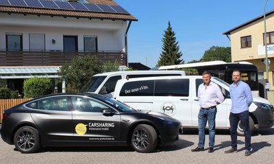 Das neueste Mitglied in der Carsharing-Familie der Stadtwerke: TESLA Model 3 von Markus Amann (Markus Amann, Simon Plaß, v.l.n.r.)