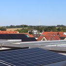 Photovoltaikanlagen in Pfaffenhofen und im Hintergrund das Windrad