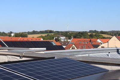 Photovoltaikanlagen in Pfaffenhofen und im Hintergrund das Windrad