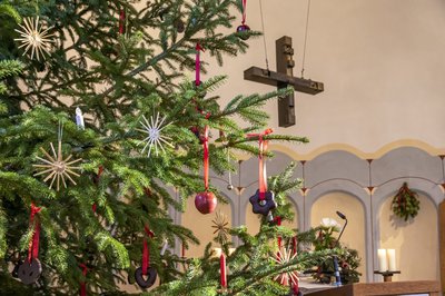 Stimmungsvoller Blick in die evangelische Kreuzkirche an Weihnachten 2019