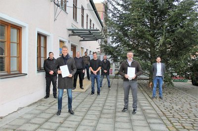 Stadtwerke-Chef Stefan Eisenmann (vorne links) und Hohenwarts Bürgermeister Jürgen Haindl (vorne rechts), der Vorsitzende des Wasser-Zweckverbands Paartalgruppe, nach der Unterzeichnung der Vereinbarung.