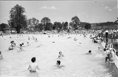 Gleich in den ersten Tagen herrschte reges Treiben im Nichtschwimmerbecken (1971). 