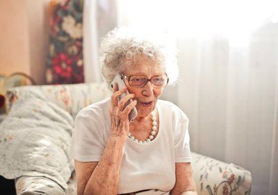 Das Telefon hilft vor allem älteren Menschen in der Coronazeit gegen Einsamkeit.
