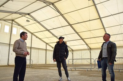 Bürgermeister Thomas Herker, Malermeister Marco Dreßl und Fitnessstudiobetreiber Stefan Hilpert im noch leeren Zelt am Volksfestplatz