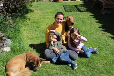 Wenn ihr Mann Philipp im Homeoffice arbeitet, verbringt Constanze Brzezinsky mit ihren Kindern Elise und Wilhelm und den beiden Hunden jeden Tag viel Zeit im Freien.