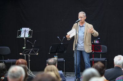 Zweiter Bürgermeister Roland Dörfler bei der Eröffnungsveranstaltung des Kultursommers 2021.