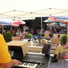Bei allerbestem Sommerwetter fand kürzlich das erste Konzert mit Alleinunterhalter Rainer Berg im Innenhof des Bürgerzentrums Hofberg statt.