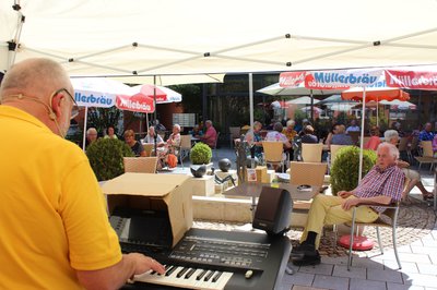Bei allerbestem Sommerwetter fand kürzlich das erste Konzert mit Alleinunterhalter Rainer Berg im Innenhof des Bürgerzentrums Hofberg statt.