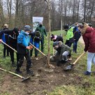 Mario Dietrich, Leiter des Teams Stadtgrün, erklärt den Kindern der Realschule beim gemeinsamen Pflanzen des Baums die soziale, ökonomische und ökologische Bedeutung von Bäumen im Stadtgebiet.