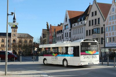 Stadtbus an der Haltestelle des Hauptplatzes