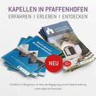 Blaue Bröschüre der Stadtgeschichten und Kapellenrundwegbroschüre mit einer der Kapellen auf dem Cover