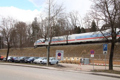 Ab kommenden Montag ist der Pendlerparkplatz an der B 13 wegen der Baustelle der Deutschen Bahn erneut für einige Tage gesperrt.