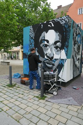 Matthias Edlinger, der unter dem Künstlername Edlinger_did_it bekannt ist, bei der Umgestaltung des Urban Art Würfels am 8. August.