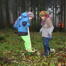 Die Schulkinder hatten viel Spaß beim Bäume pflanzen