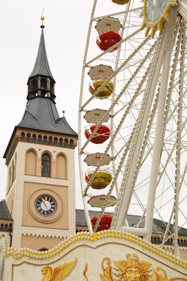 Pfaffenhofener Rathaus und Riesenrad auf dem Hauptplatz vor dem Rathaus