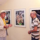 Ernst Hillisch und Philipp Hayer, Vorstand der vhs-Fotofreunde vor den drei Bildern im Fiyer im Haus der Begegnung.