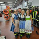 Drei Kameradinnen in und Roland Seemüller, der 1. Kommandant der Feuerwehr Pfaffenhofen. Alle vier in Tracht.