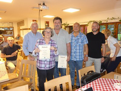 Leiter des MTV-Lauftreffs, Dr. Bernhard Ugele (sitzend), sowie die neuen Träger der MTV-Ehrennadel in Gold Werner Klingberg, Johanna Welker und Georg Hagl, sowie 1.MTV-Vorsitzender Helmut Reiter und der 2. Vorstand Dr. Matthias Streussnig.