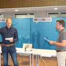 Quirin Schratt legt vor Bürgermeister Thomas Herker und vor dem Stadtrat seinen Amtseid ab.