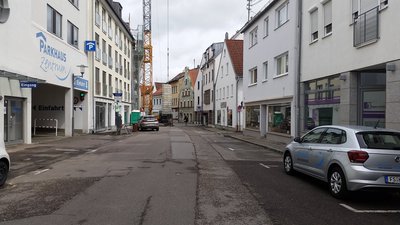Auenstraße vor der Sanierung mit maroden Asphalt
