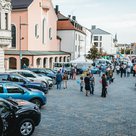 Hauptplatz mit ausgestellten Autos und Besuchern
