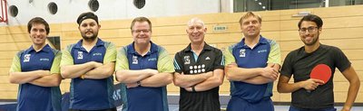 Vor dem Spiel war die 2. Mannschaft noch hoffnungsvoll und guter Laune...
vlnr.: Patrick Endres, Achmed Saiti, Jochen Maurer, Rainer Bouwmans, Rainer Hoffmann, Daniel Weithofer