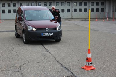 Beim Fahrsicherheitstraining können ältere Fahrerinnen und Fahrer dazulernen.