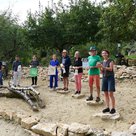 Freudiger Feieranlass: Gestalterinnen und Gestalter des ausgezeichneten „LebensRaumLandArtProjekt“ präsentieren im InterKulturGarten auf dem Sandarium Urkunde, Award und Sachprämien für den 3. Platz im bundesweiten Pflanzwettbewerb von „Deutschland summt! – Wir tun was für Bienen!“.
