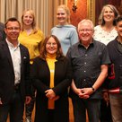 Die neue IKVP-Vorsitzende Marita Emrich und der langjährige Vorsitzende Sepp Steinbüchler (beide vorne Mitte) mit dem Integrationsreferenten des Stadtrates, Martin Rohrmann (vorne links) sowie den drei Vorstandsmitgliedern (hinten von links) Ardian Ndreka, Christine Kuplent und Marzanna Draczynska-Kühnel sowie den beiden Ausgeschiedenen Monika Schratt und Hakan Özdemir.
