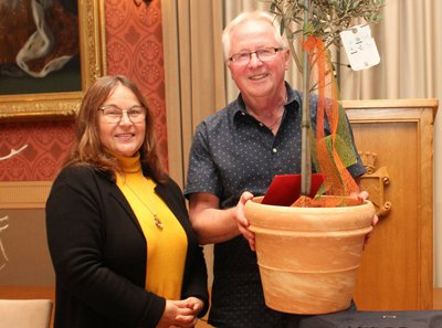 Die neue Vorsitzende Marita Emrich bedankte sich bei Sepp Steinbüchler mit einem Olivenbäumchen.