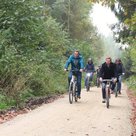 Pfaffenhofens Bürgermeister Thomas Herker und Schweitenkirchens Bürgermeister Josef Heigenhauser beim Erkunden der neuen Radverbindung.