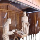 lebensgroße Krippen-Holzfiguren vor der Spitalkirche