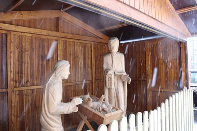 lebensgroße Krippen-Holzfiguren vor der Spitalkirche