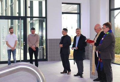 Segnung des neuen Gerolsbads. (v.l. Florian Brunthaler, Projektleiter Bäder Pfaffenhofen GmbH, Bürgermeister Thomas Herker, Imam Kandemir Erdal, Vorsitzender der türkisch-islamischen Gemeinde DiTib, Recep Bal, der katholische Stadtpfarrer Albert Miorin, der evangelische Pfarrer George Spanos)