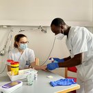 Jetzt beginnt die Arbeit am Patienten