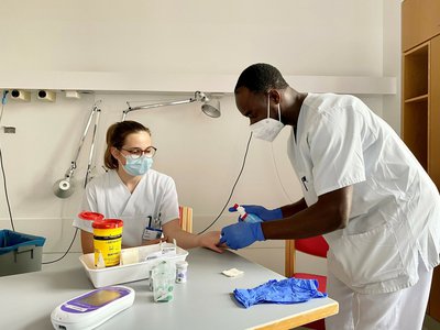 Jetzt beginnt die Arbeit am Patienten