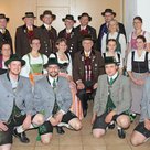 Neu gewählte Mitglieder der Vorstandschaft und des Vereinsausschusses des Trachtenvereins Ilmtaler Pfaffenhofen mit den Vorsitzenden Johannes Felbermeir und Manfred Reisner (4. u.5. stehend von links).
