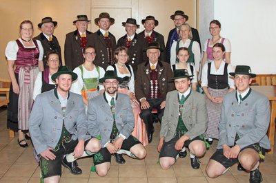 Neu gewählte Mitglieder der Vorstandschaft und des Vereinsausschusses des Trachtenvereins Ilmtaler Pfaffenhofen mit den Vorsitzenden Johannes Felbermeir und Manfred Reisner (4. u.5. stehend von links).