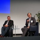 Berufsmäßiger Stadtrat Florian Erdle (rechts) belebt eine Diskussion zur Live-Übertragung gemeindlicher Sitzungen auf der KOMMUNALE 2021.